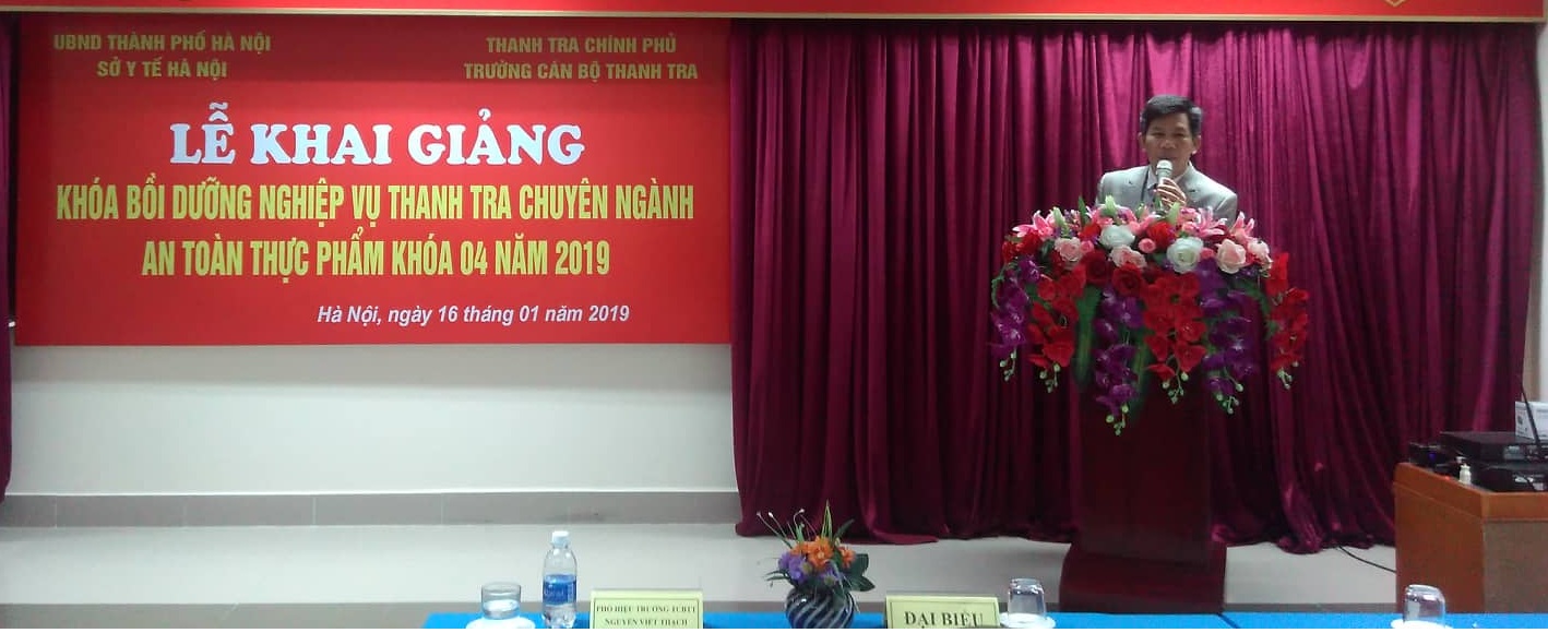 Phó Hiệu trưởng Nguyễn Viết Thạch phát biểu khai giảng khóa học