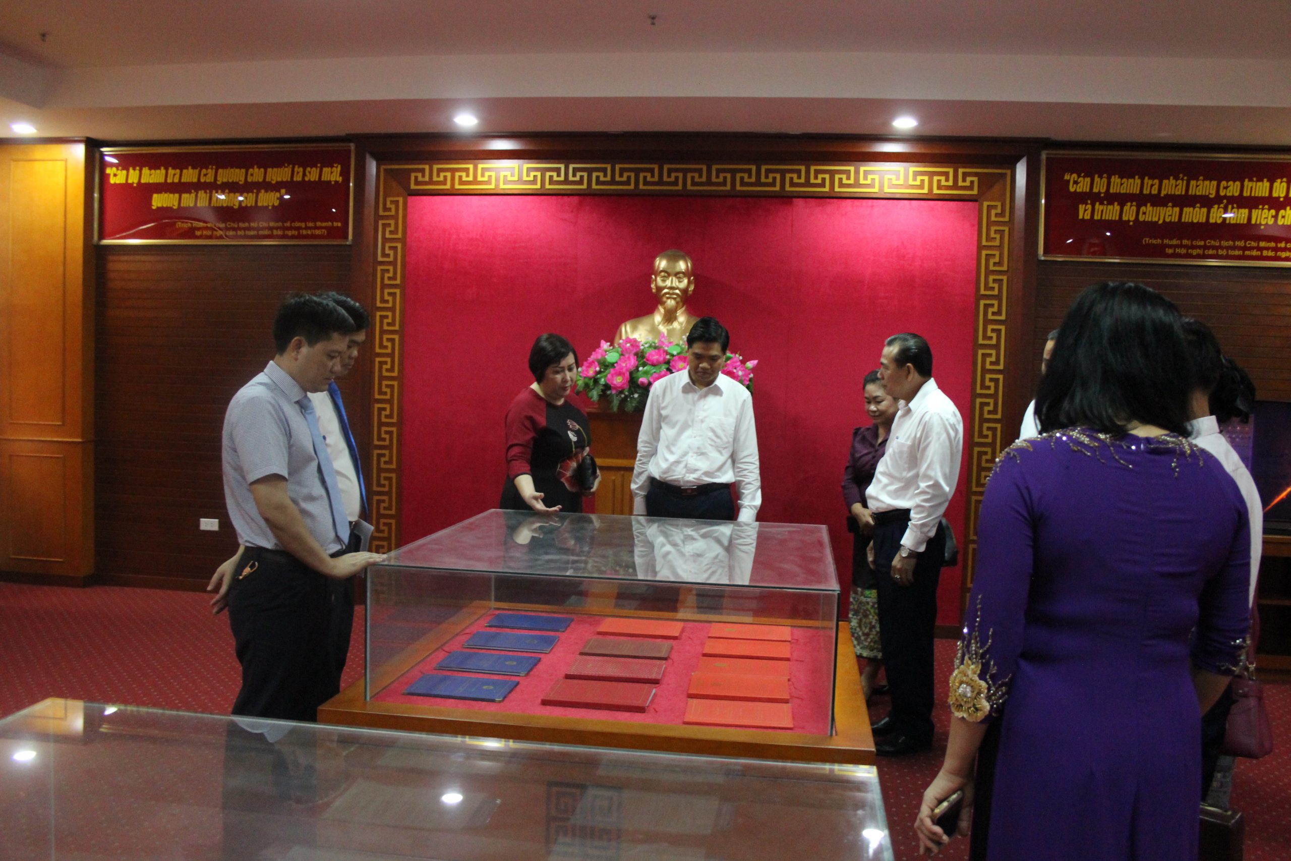 Đoàn TTCP Lào thăm quan Phòng truyền thống TCBTT