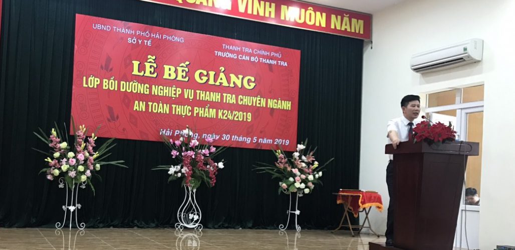 Ông Nguyễn Viết Thạch Phó Hiệu trưởng Trg CBTT phát biểu tại lễ bế giảng