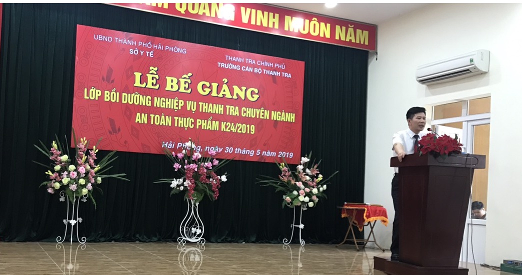 Ông Nguyễn Viết Thạch Phó Hiệu trưởng Trg CBTT phát biểu tại lễ bế giảng