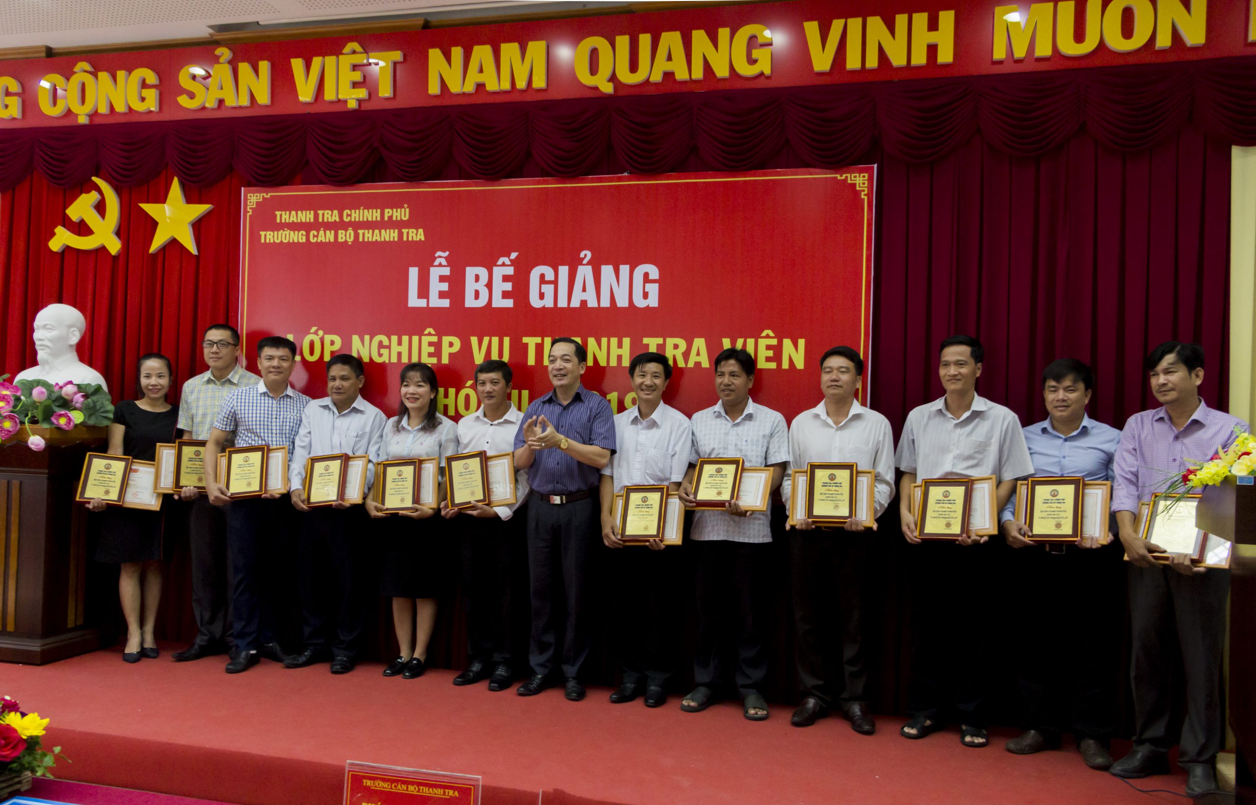TS Nguyễn Huy Hoàng Phó Hiệu trưởng Trg CBTT trao giấy khen cho HV