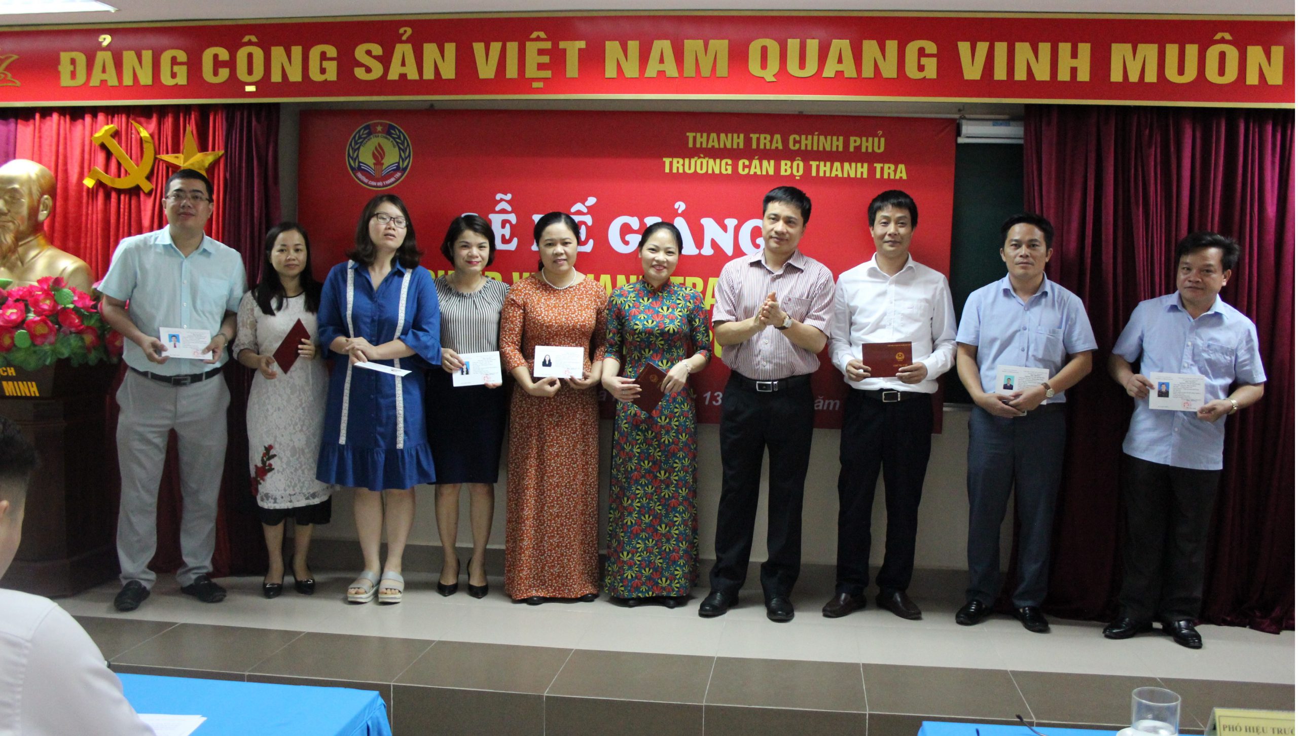 TS Trịnh Văn Toàn Phó Hiệu trưởng Trg CBTT trao CC cho HV