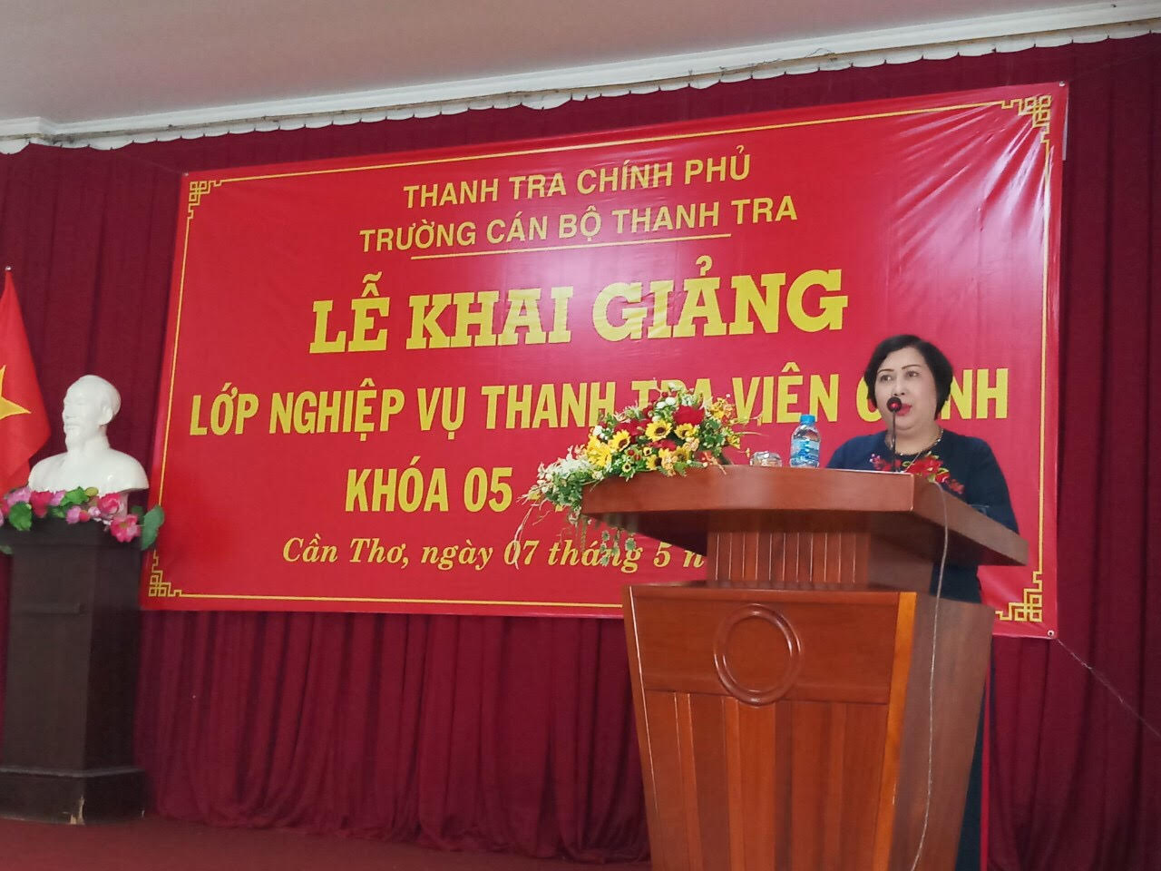 TS Trương Thị Kim Dung Phó Hiệu Trưởng Trg CBTT phgats biểu khai giảng khóa học