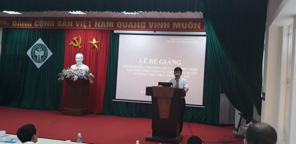 ThS Nguyễn Viết Thạch Phó Hiệu trưởng Trg CBTT phát biêu bế giảng khóa học