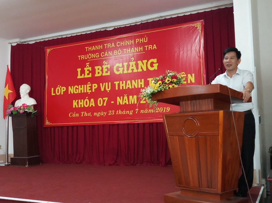Thạc sĩ Nguyễn Viết Thạch Phó Hiệu trưởng Nhà trường phát biểu bế giảng khóa học