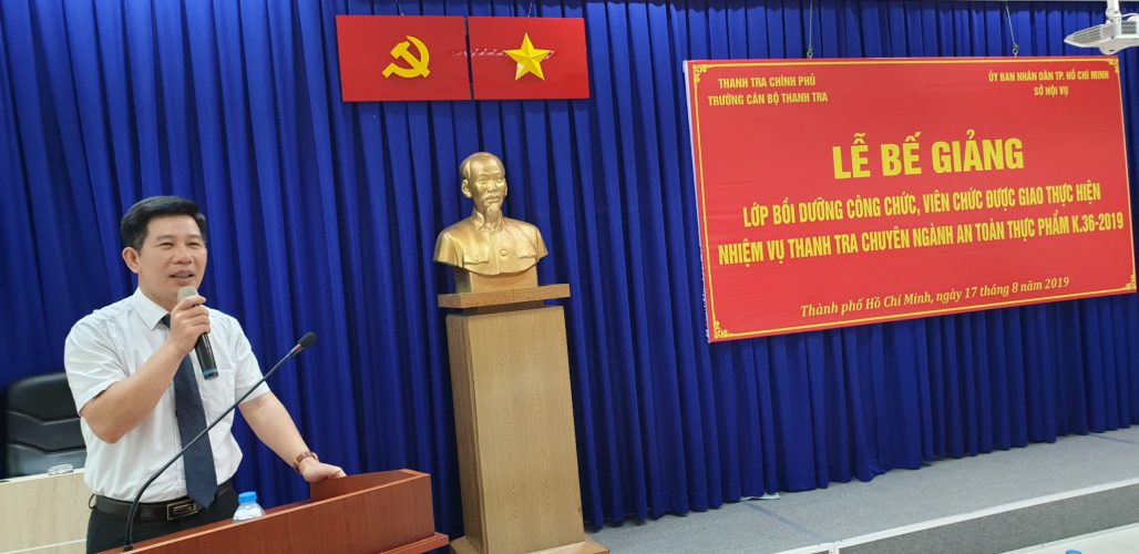 Ông Nguyễn Viết Thạch PHT Nhà trường phát biểu tại lễ bế giảng