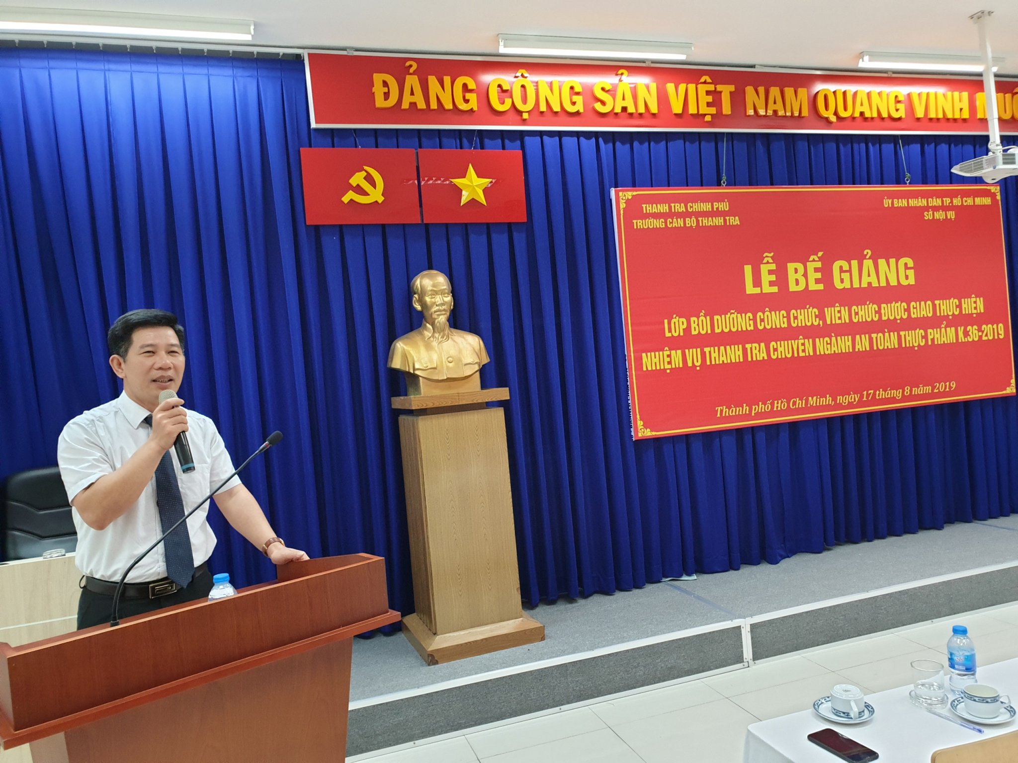Ông Nguyễn Viết Thạch PHT Nhà trường phát biểu tại lễ bế giảng
