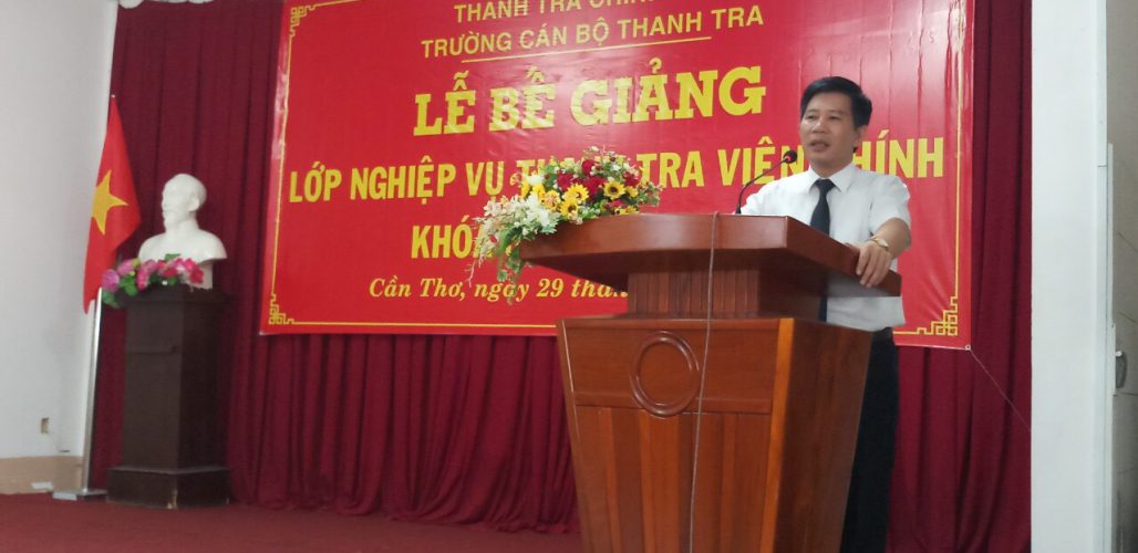 Ông Nguyễn Viết Thạch PHT nhà trường phát biểu bế giảng khóa học