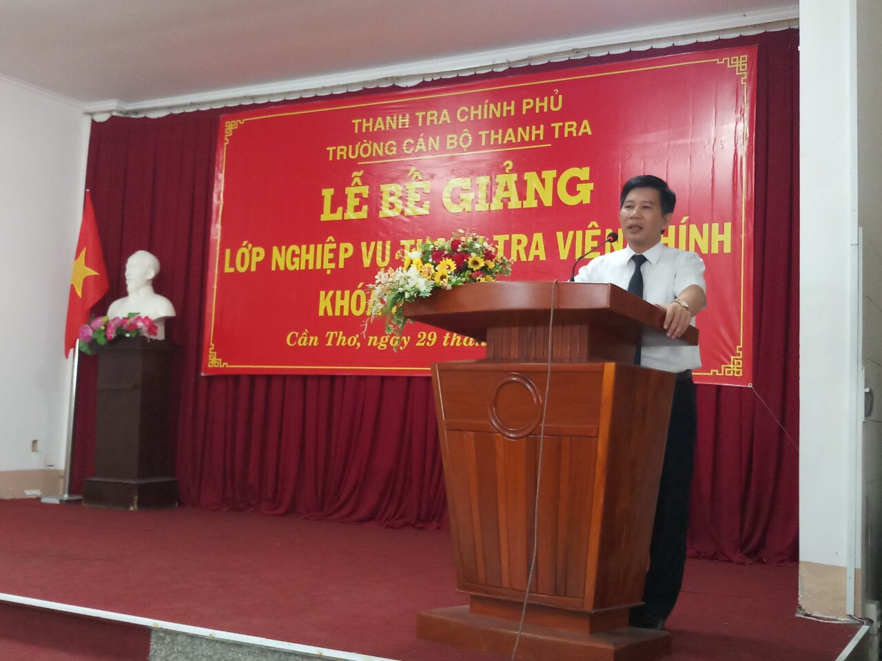 Ông Nguyễn Viết Thạch PHT nhà trường phát biểu bế giảng khóa học