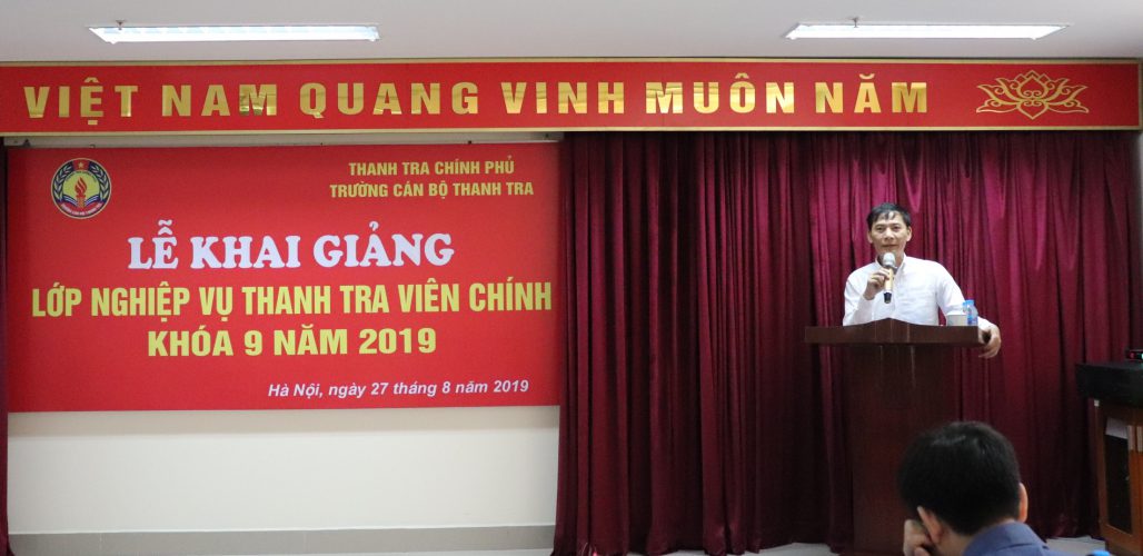 Ông Vũ Văn Chiến TTVCC Hiệu trưởng Trường CBTT phát biểu khai giảng khóa học