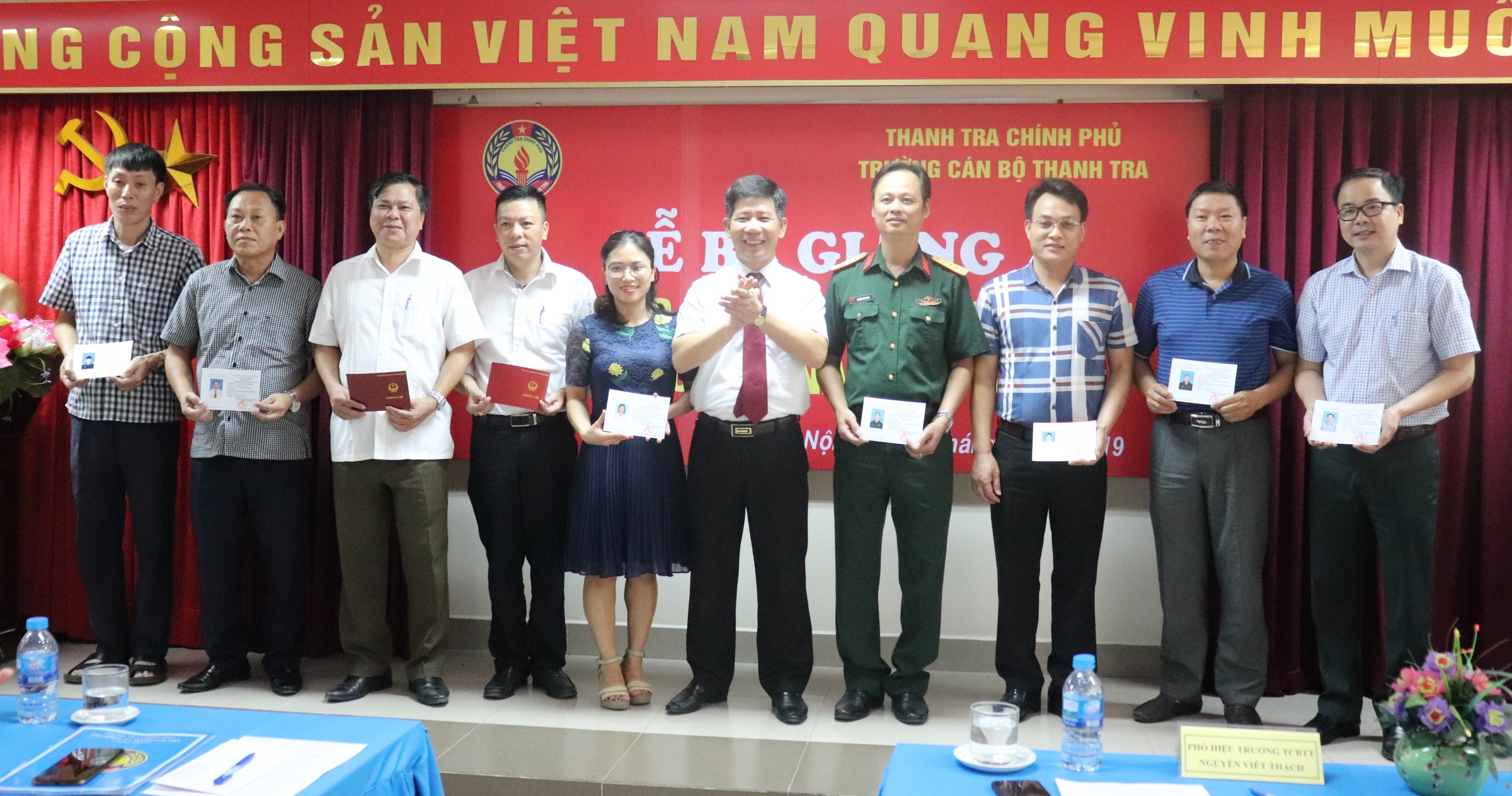 Ông Nguyễn VIết Thạch PHT Trg CBTT trao chứng chỉ cho học viên