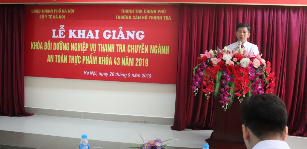 Ông Nguyễn Viết Thạch PHT Nhà trường phát biểu tại Lễ Khai giảng