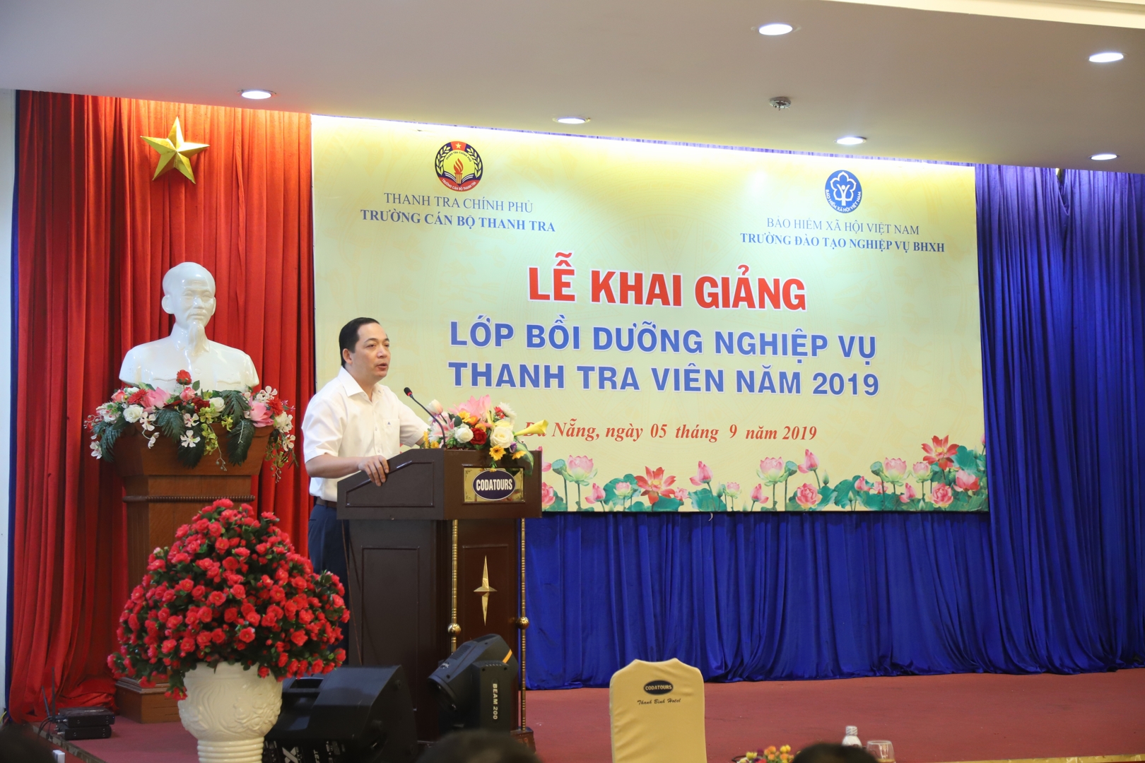 TS Nguyễn Huy Hoàng Phó Hiệu trưởng trg CBTT phát biểu khai giảng khóa học