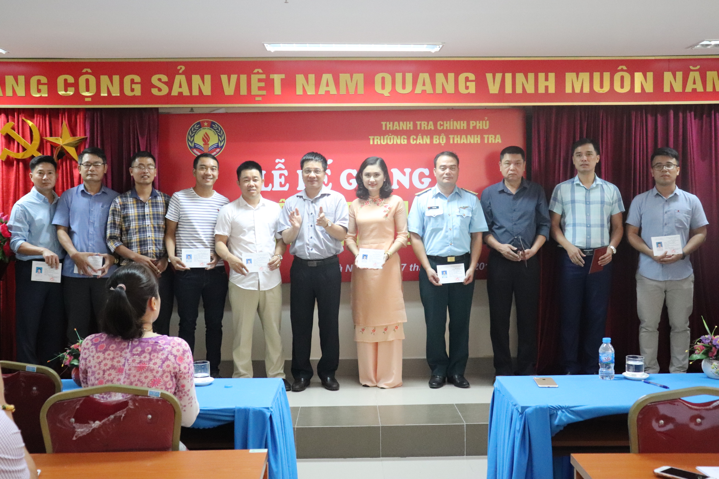 TS Trịnh Văn Toàn Phó HT trao CC cho HVien