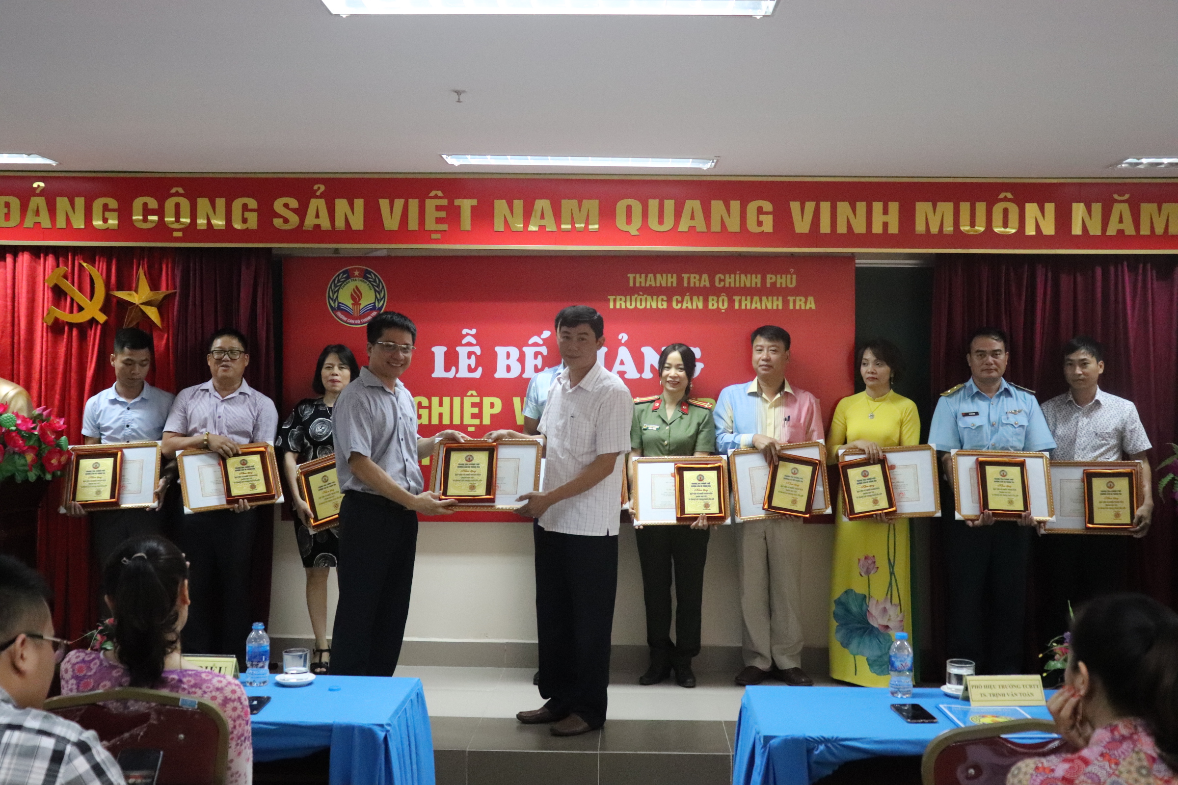 TS Trịnh Văn Toàn Phó HT trao Giấy khen cho học viên