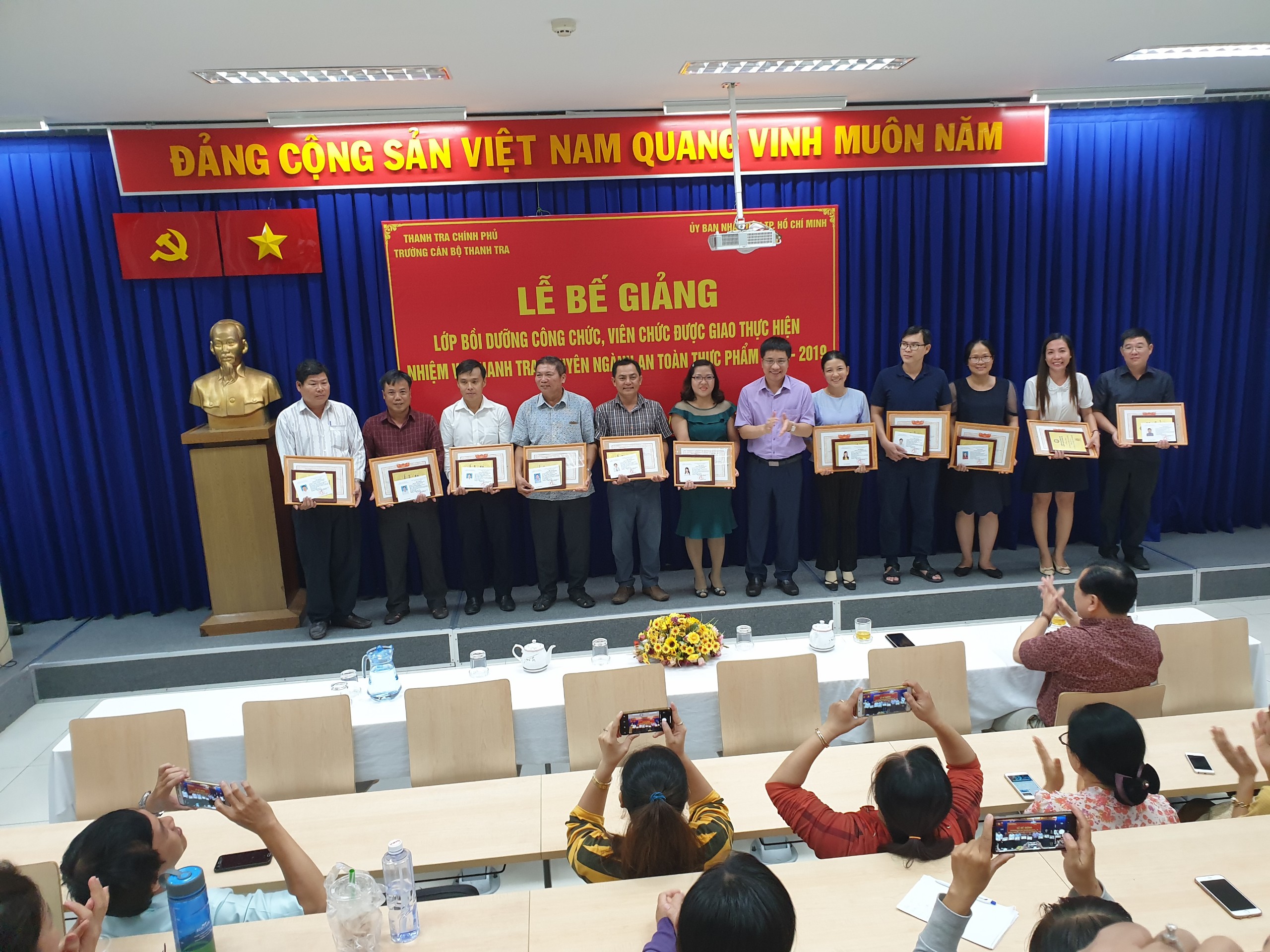 TS Trịnh Văn Toàn Phó Hiệu trưởng Nhà trường trao Giấy khen cho học viên
