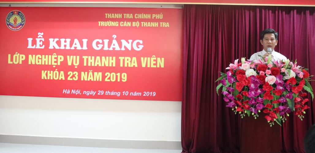 Ông Nguyễn Viết Thạch Phó Hiệu trưởng nhà trường phát biểu tại lễ khai giảng
