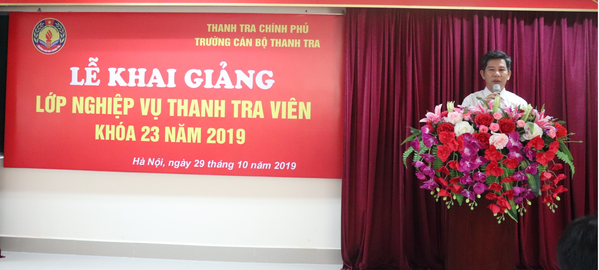 Ông Nguyễn Viết Thạch Phó Hiệu trưởng nhà trường phát biểu tại lễ khai giảng
