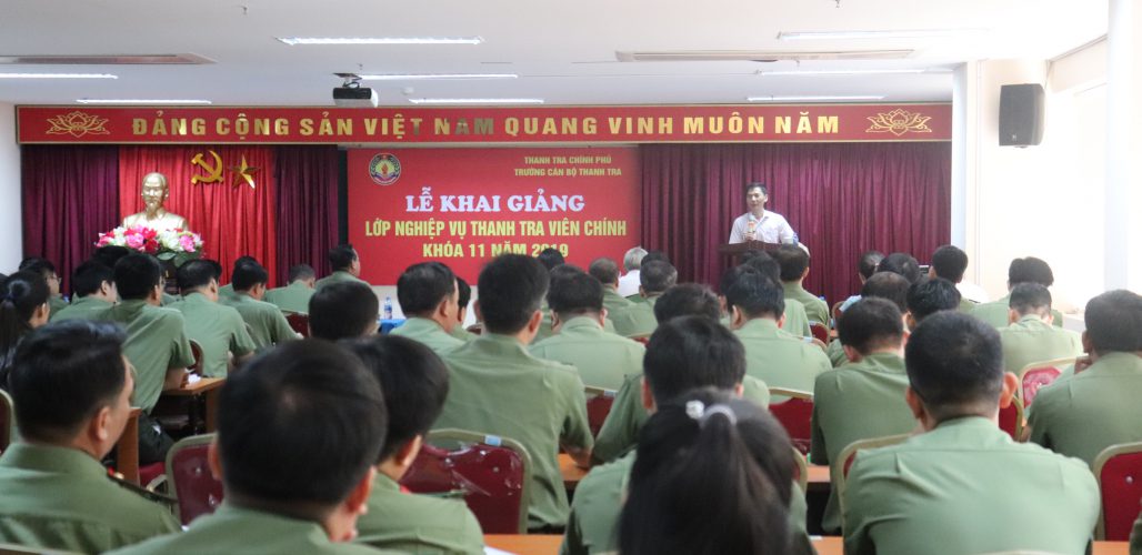 Ông Vũ Văn Chiến TTVCC Hiệu trưởng Trg CBTT phát biểu khai giảng lớp học