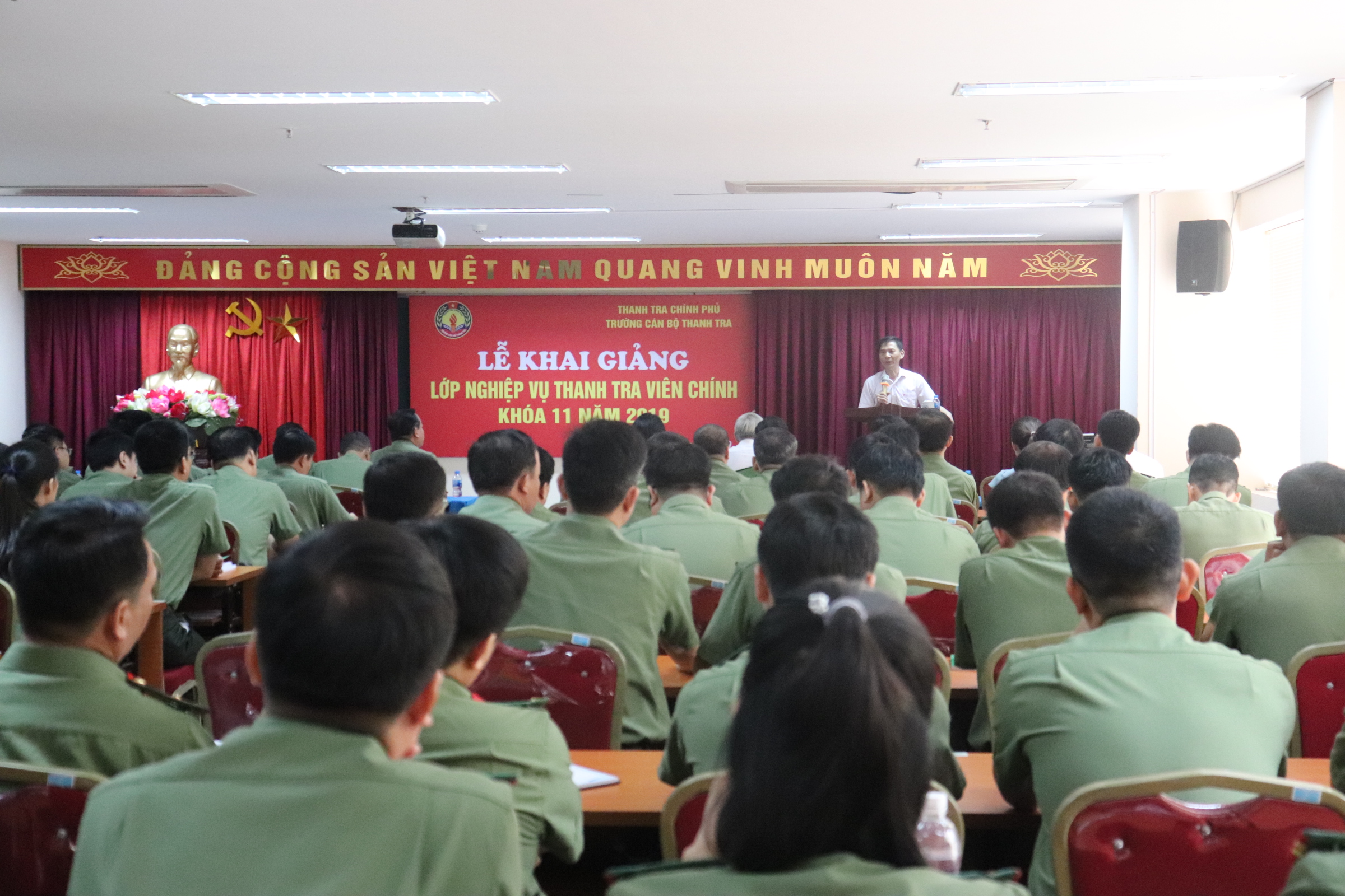 Ông Vũ Văn Chiến TTVCC Hiệu trưởng Trg CBTT phát biểu khai giảng lớp học