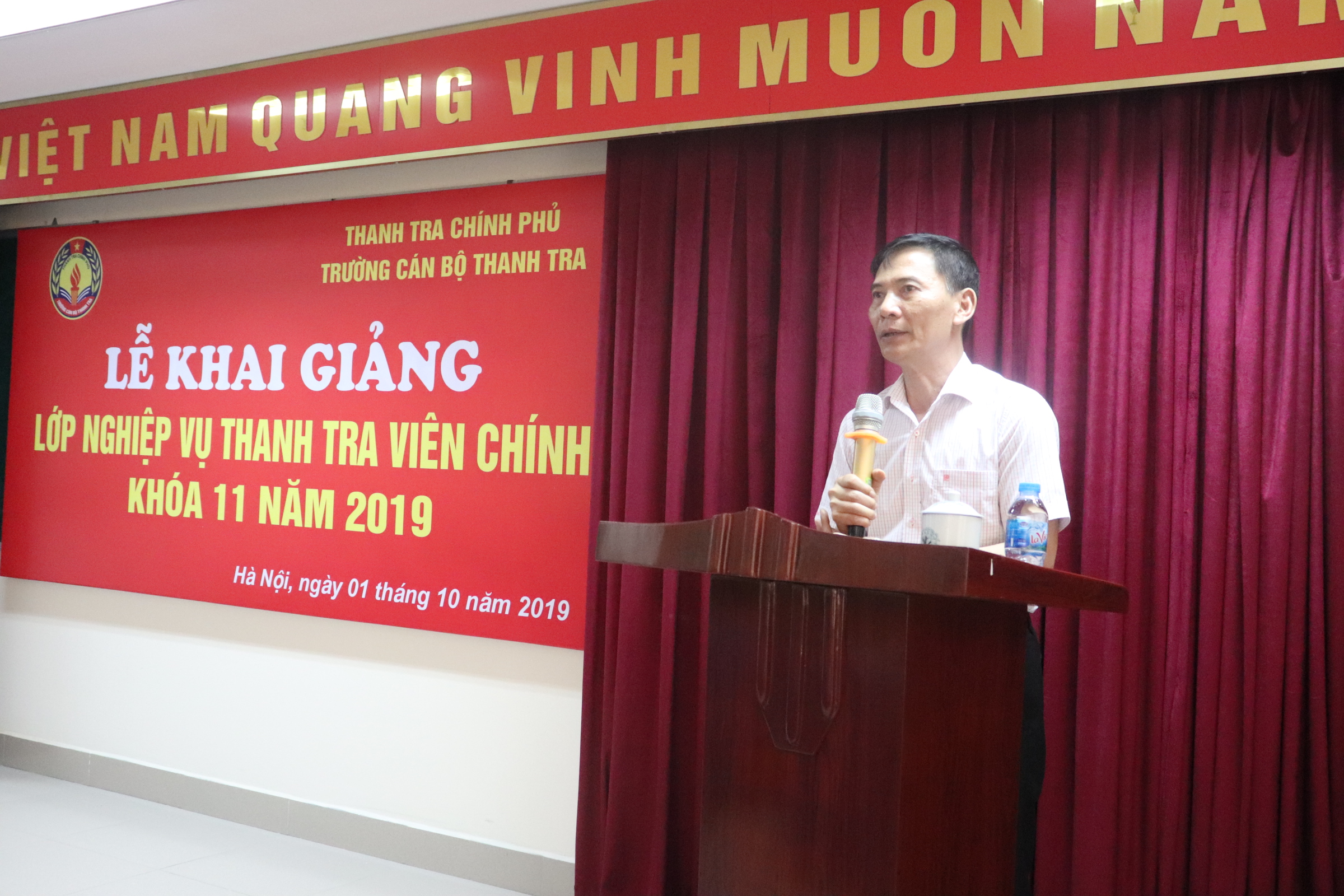 Ông Vũ Văn Chiến TTVCC Htrg Nhà trường phát biểu khai giảng khóa học