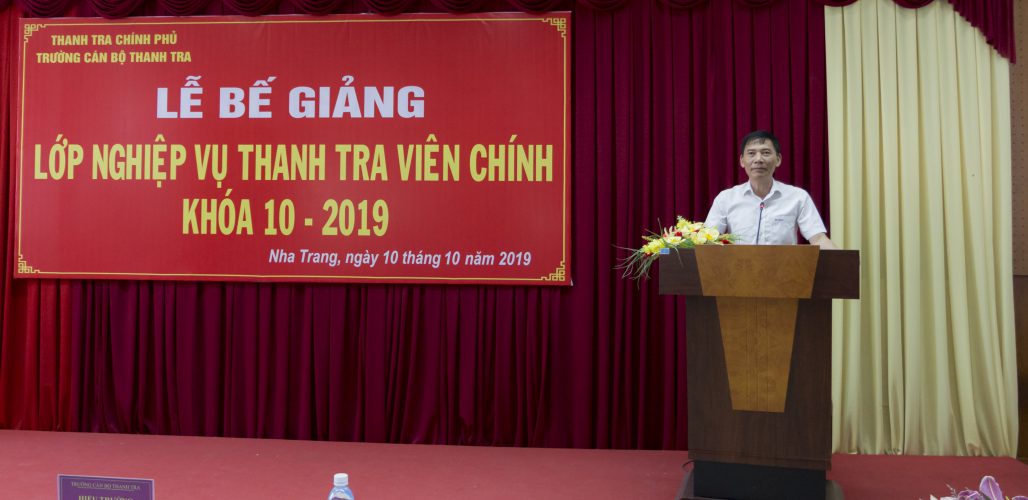 Ông Vũ Văn chiến TTVCC Hiệu trưởng Trg CBTT phát biểu bế giảng khóa học