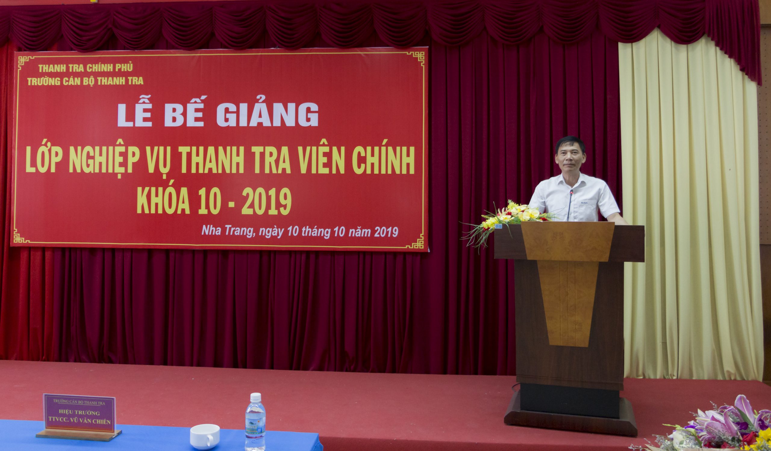 Ông Vũ Văn chiến TTVCC Hiệu trưởng Trg CBTT phát biểu bế giảng khóa học