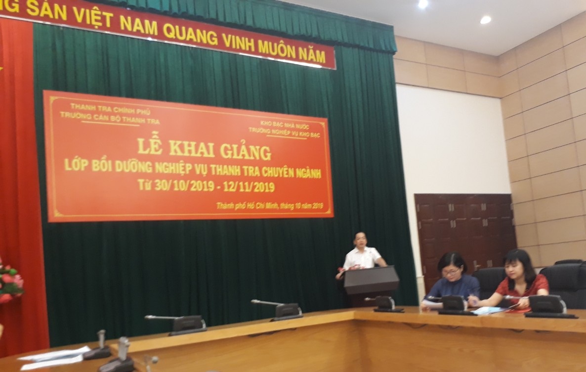 TS Nguyễn Huy Hoàng Phó Hiệu trưởng nhà trường phát biểu khai giảng khóa học