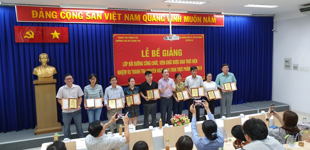 TS Nguyễn Huy Hoàng Phó Hiệu trưởng nhà trường trao chứng chỉ cho học viên