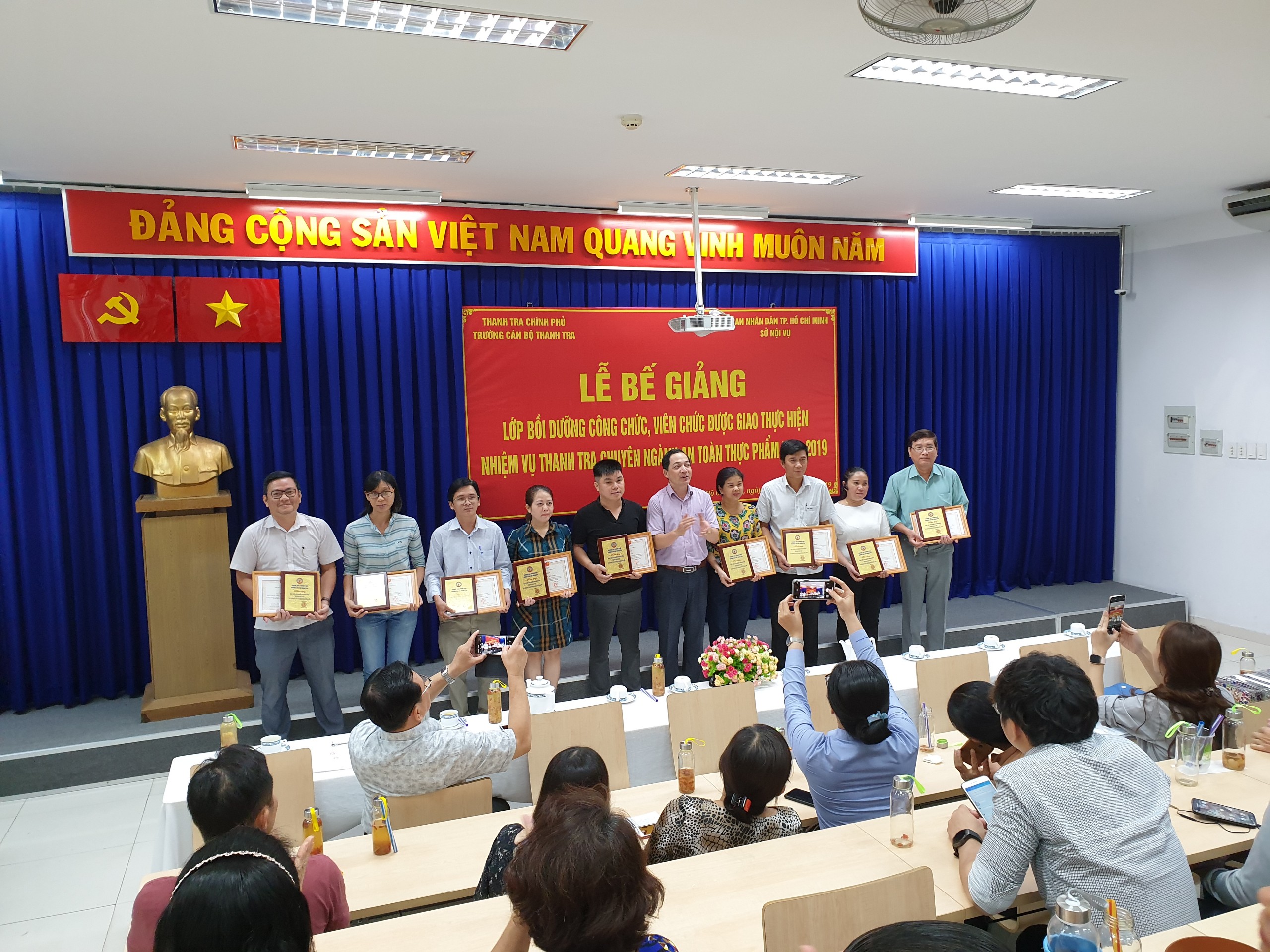 TS Nguyễn Huy Hoàng Phó Hiệu trưởng nhà trường trao chứng chỉ cho học viên
