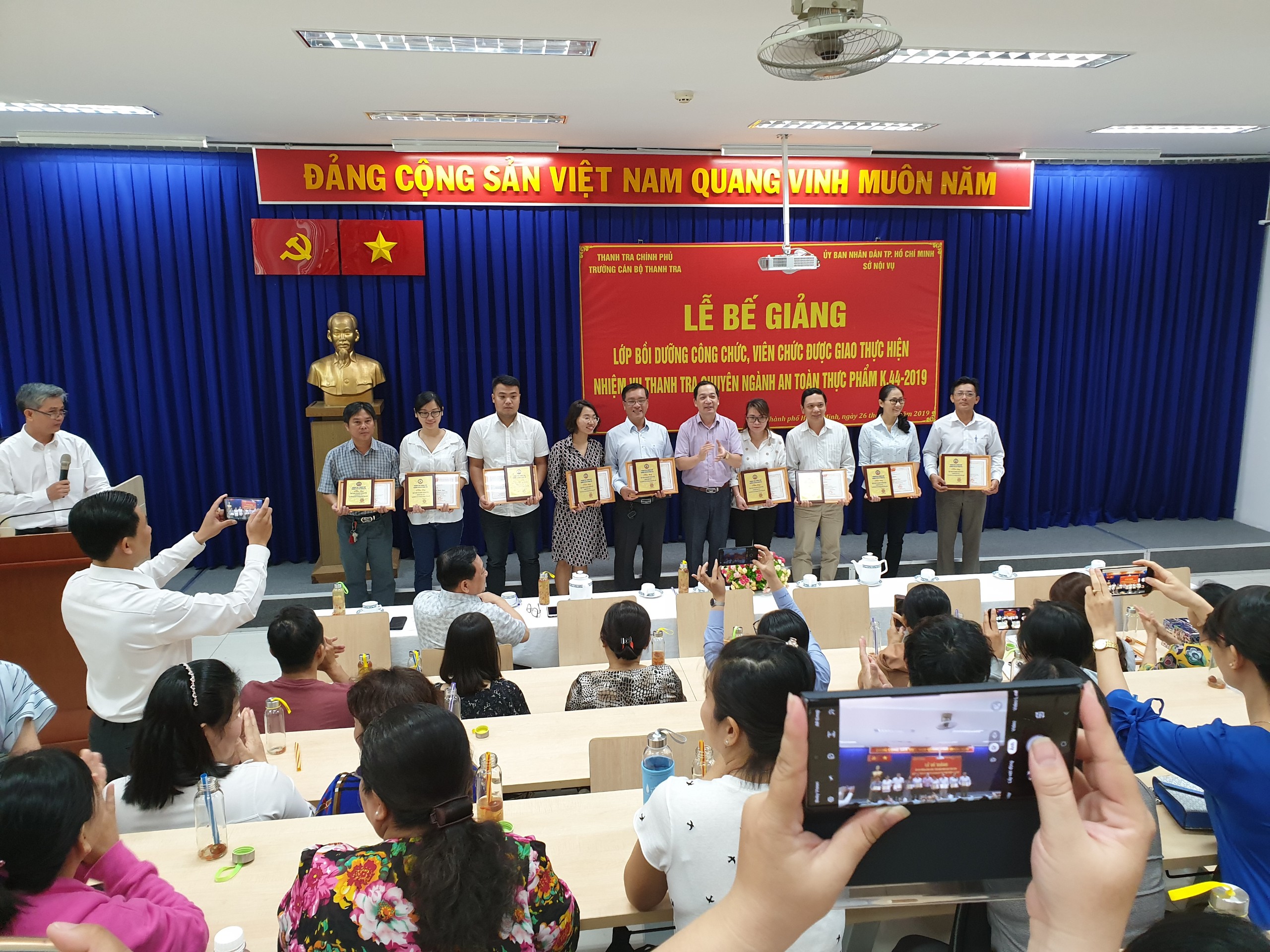 TS Nguyễn Huy Hoàng Phó Hiệu trưởng nhà trường trao giấy ken cho học viên