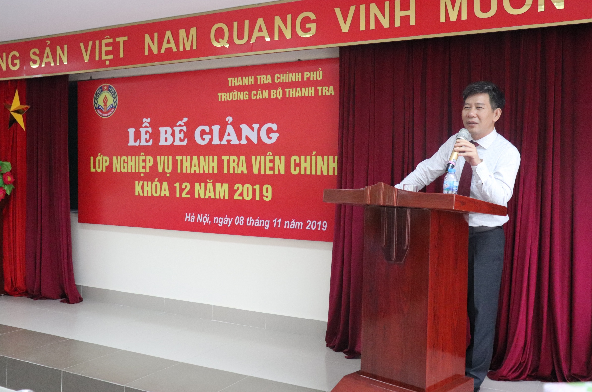 Ông Nguyễn Viết Thạch Phó Hiệu trưởng nhà trường phát biểu bế giảng khóa học