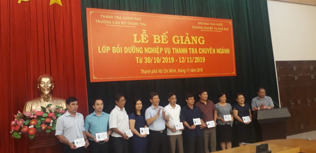 Ông Nguyễn Viết Thạch Phó Hiệu trưởng nhà trường trao chứng chỉ chi học viên