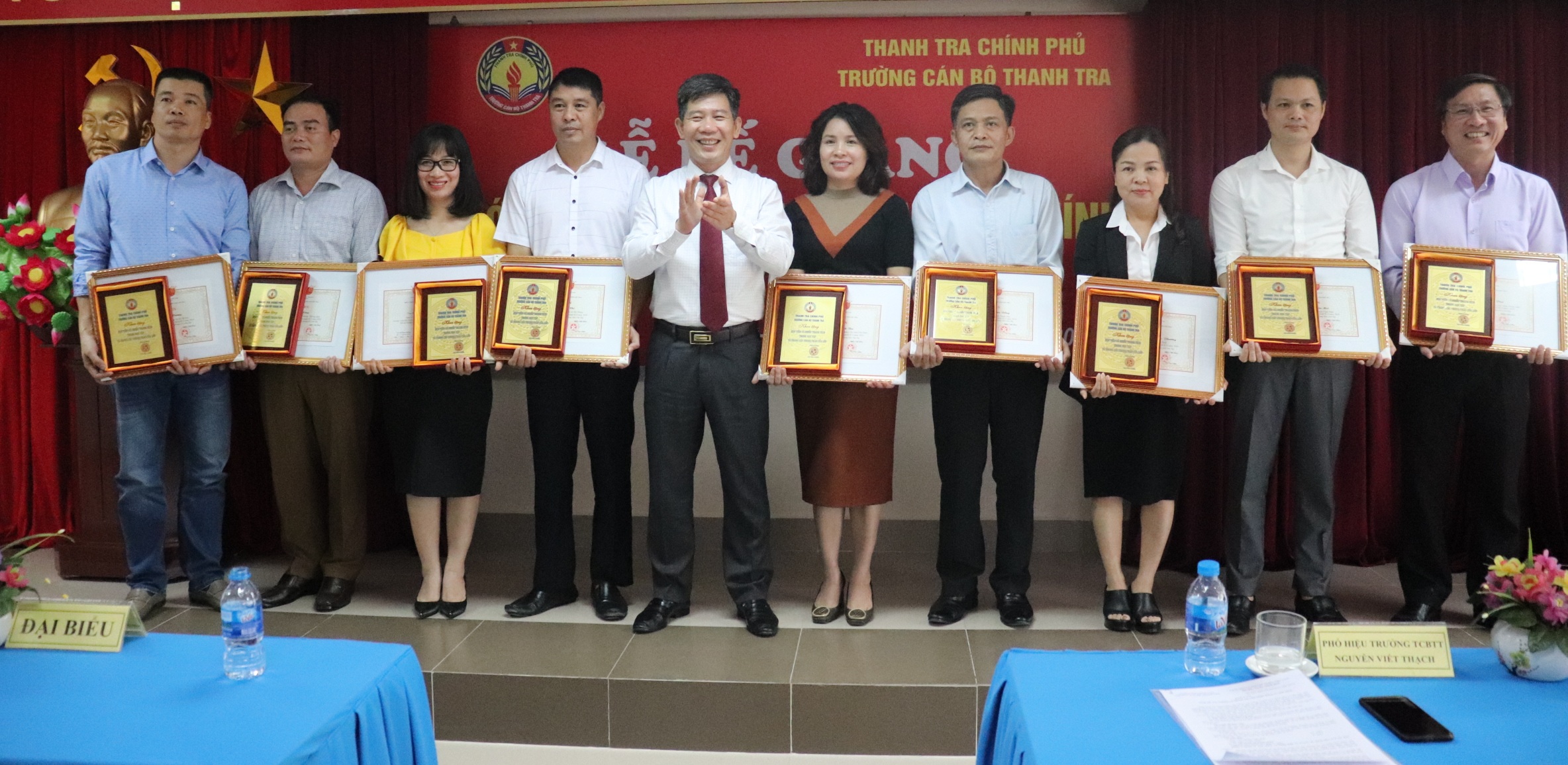 Ông Nguyễn Viết Thạch Phó Hiệu trưởng nhà trường trao giấy khen cho học viên