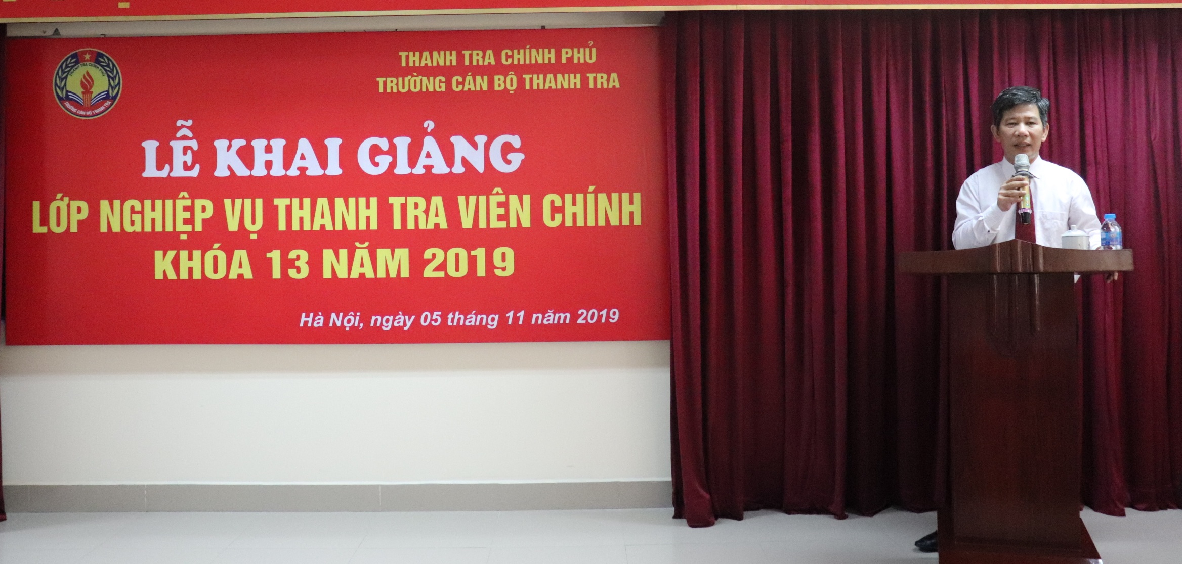 Ông Nguyễn Viết Thạch Phó hiệu trưởng nhà trường phát biểu khai giảng khóa học