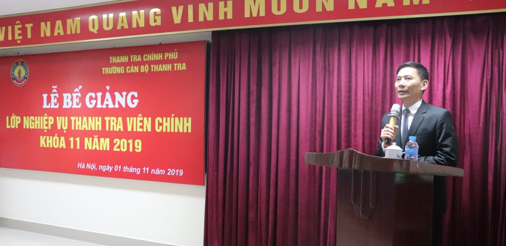 Ông Vũ Văn Chiến TTVCC Hiệu trưởng trg CBTT phát biểu bế giảng khóa học
