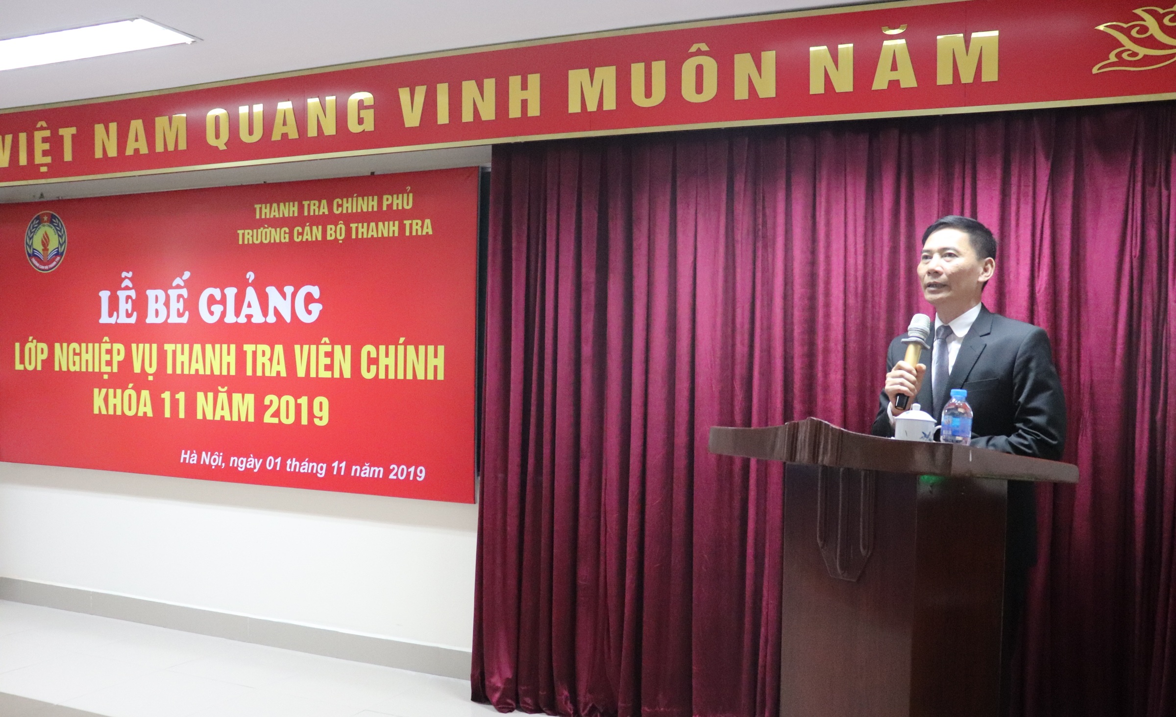 Ông Vũ Văn Chiến TTVCC Hiệu trưởng trg CBTT phát biểu bế giảng khóa học