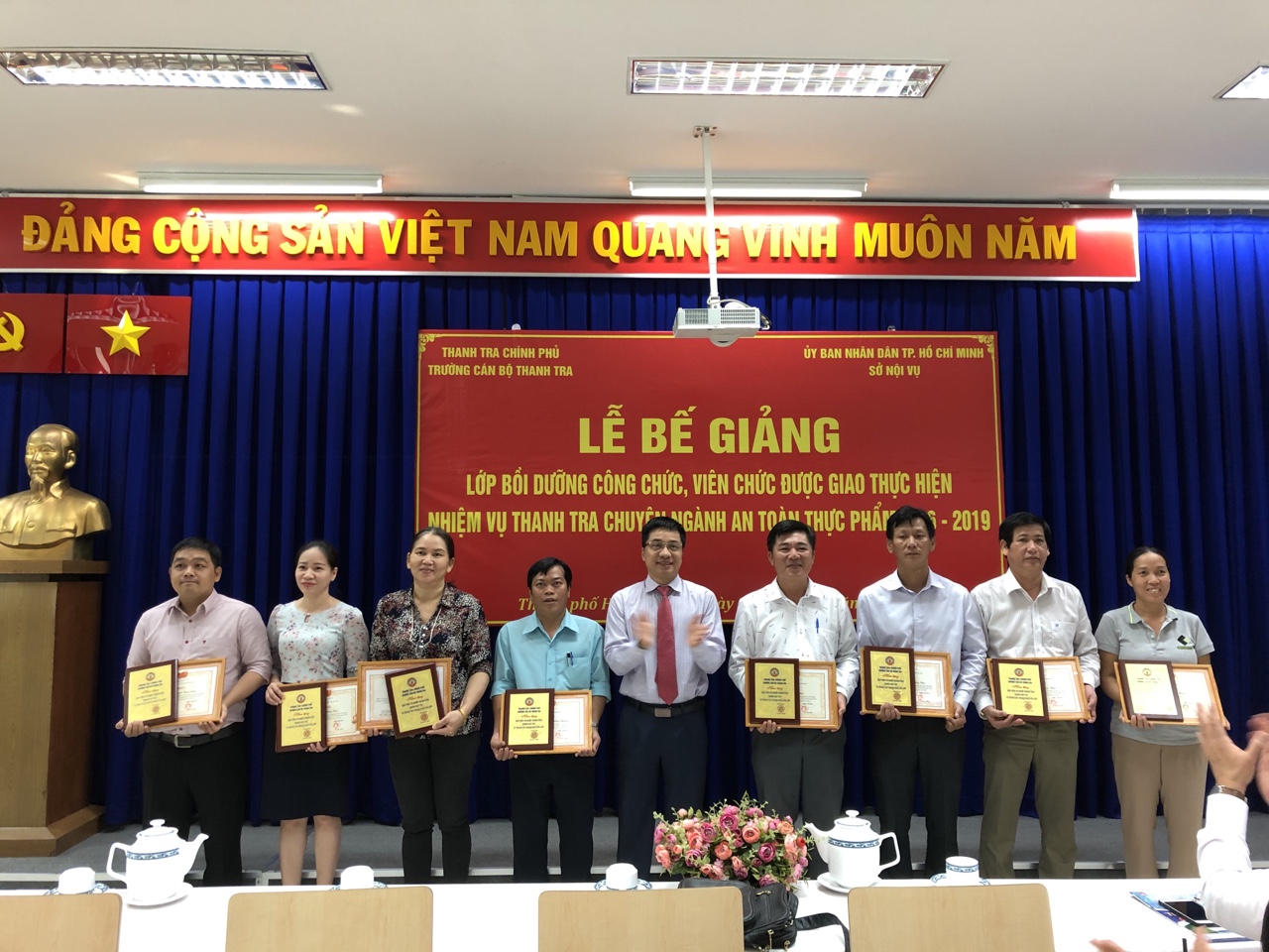 TS Trịnh Văn Toàn PHT Nhà trường trao GK cho học viên