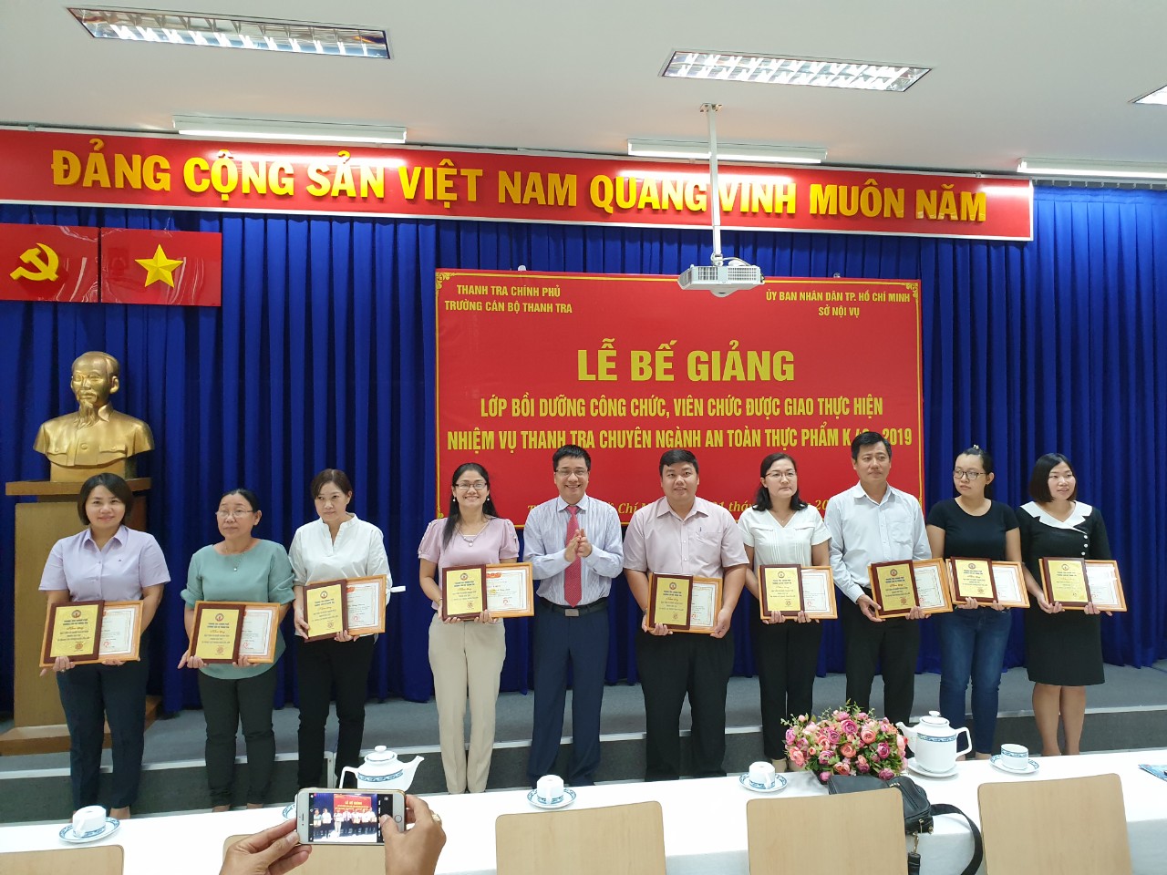 TS Trịnh Văn Toàn PHT nhà trường trao giấy khen cho học viên