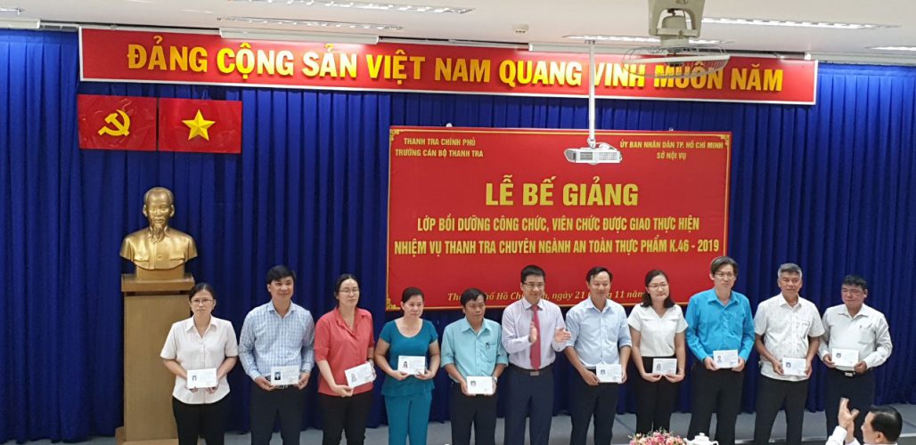TS Trinh Văn Toàn Phó Hiệu Trg Nhà Trg trao chứng chỉ cho học viên