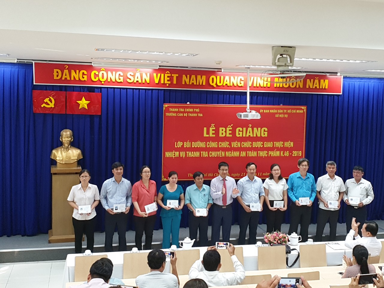 TS Trinh Văn Toàn Phó Hiệu Trg Nhà Trg trao chứng chỉ cho học viên