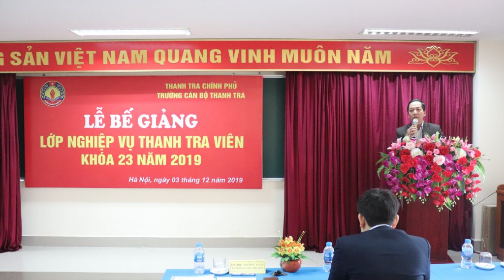 TS Nguyễn Huy Hoàng PHT nhà trường phát biểu tại lễ bế giảng