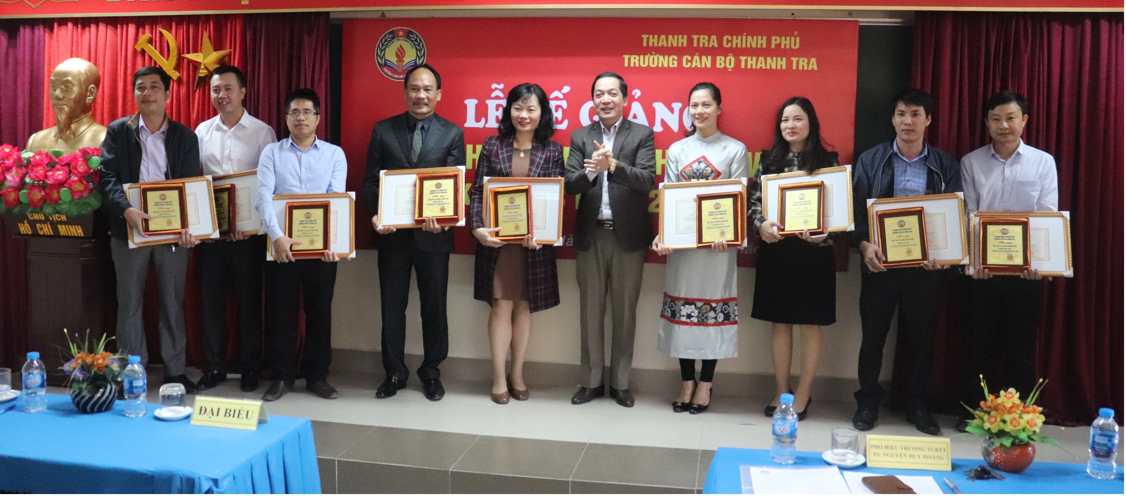 TS Nguyễn Huy Hoàng PHT nhà trường trao GK cho HV