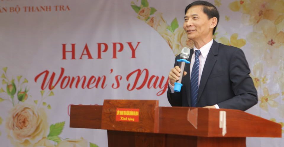 Hiệu trưởng Nhà trường chúc mừng chị em nhân ngày 8 3