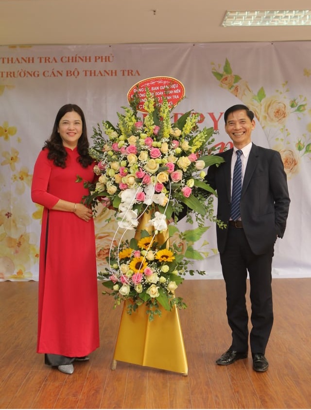 Hiệu trưởng Nhà trường tặng hoa chị em nhân ngày 8 3