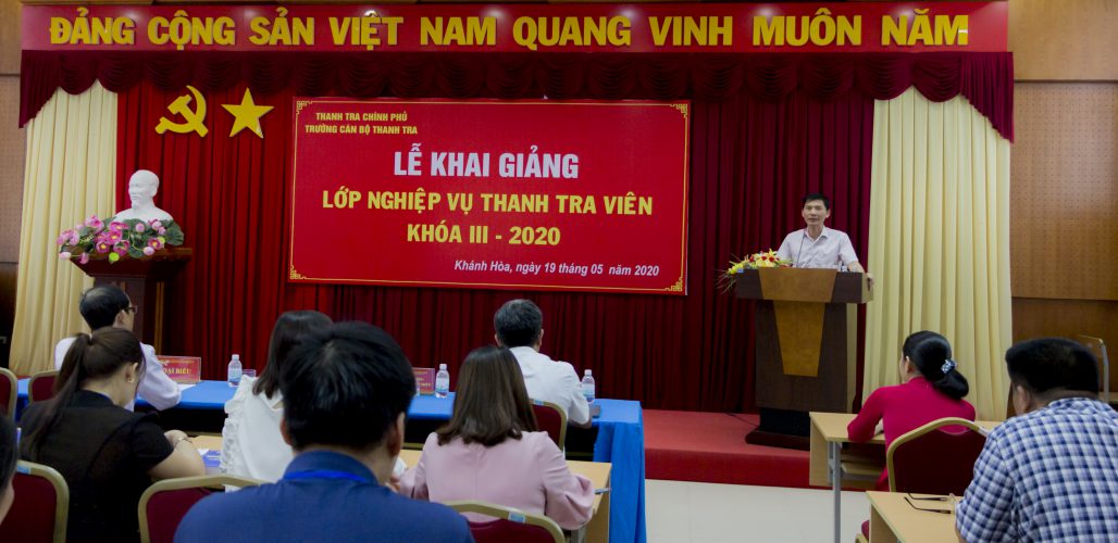 Ông Vũ Văn Chiến TTVCC HIệu trưởng Trg CBTT phát biểu khai giang lop hoc