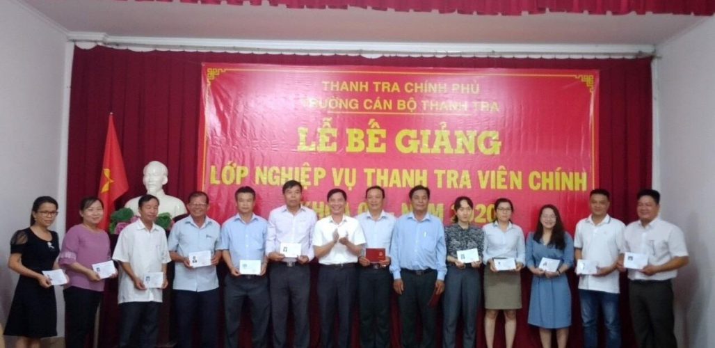 Ông Vũ Văn Chiến TTVCC Hiệu trưởng Trường CBTT trao chứng chỉ cho học viên