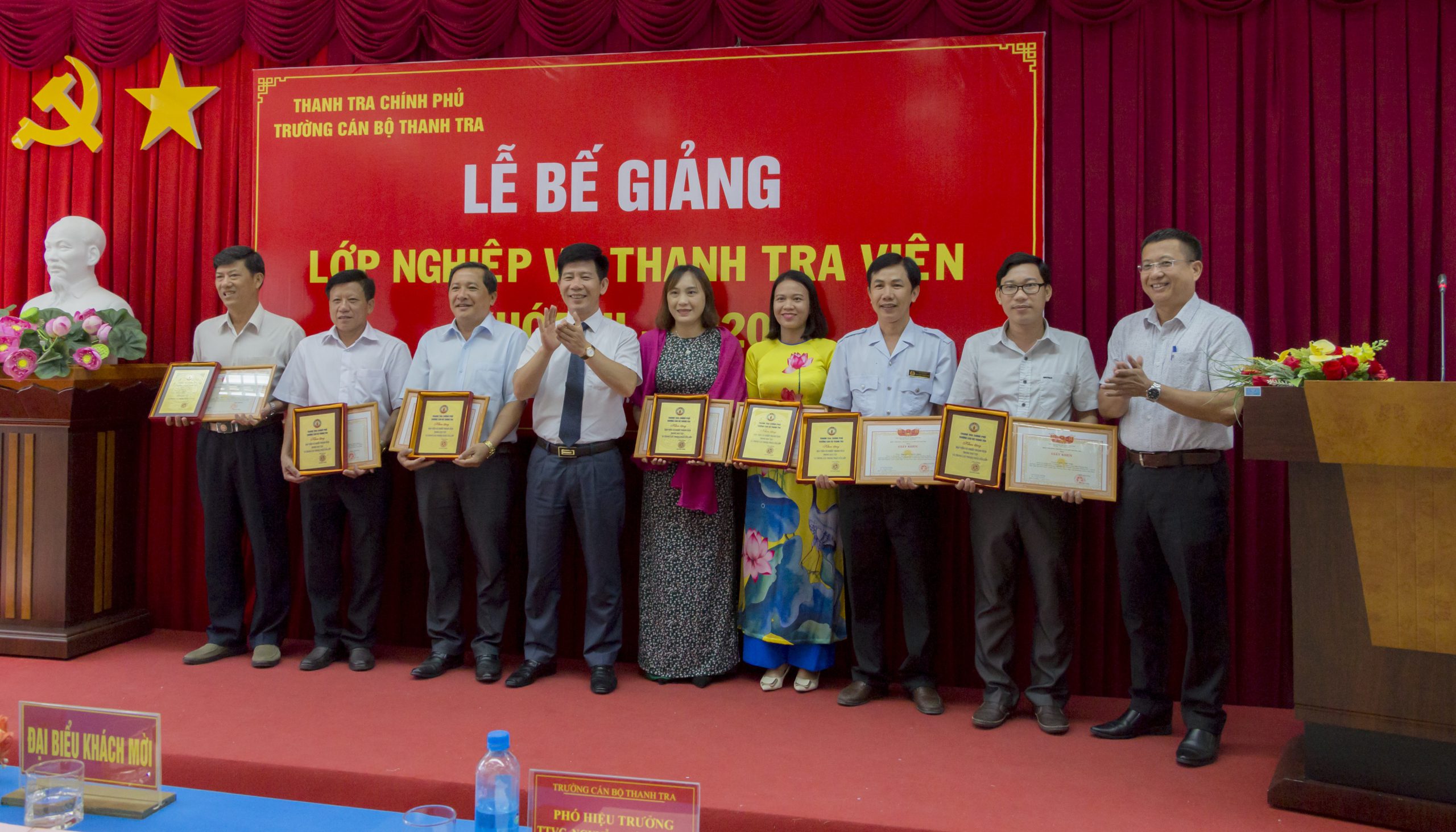 Ông Nguyễn Viết Thạch TTVCC Phó Hiệu trưởng Trg CBTT trao giấy khen cho học viên