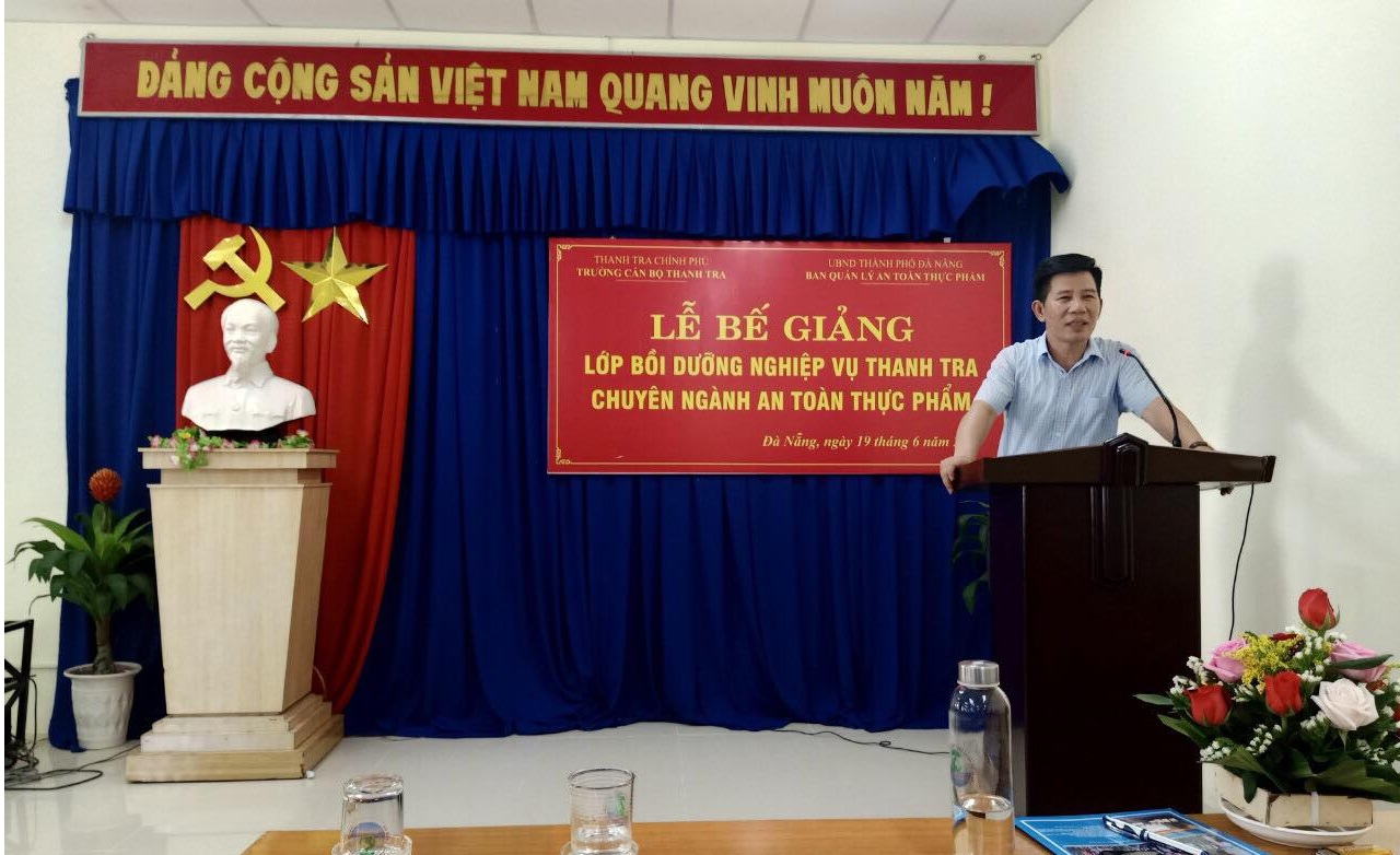 Ông Nguyễn Viết Thạch TTVCC Phó Hiệu trưởng Trường CBTT phát biểu bế giảng khóa học
