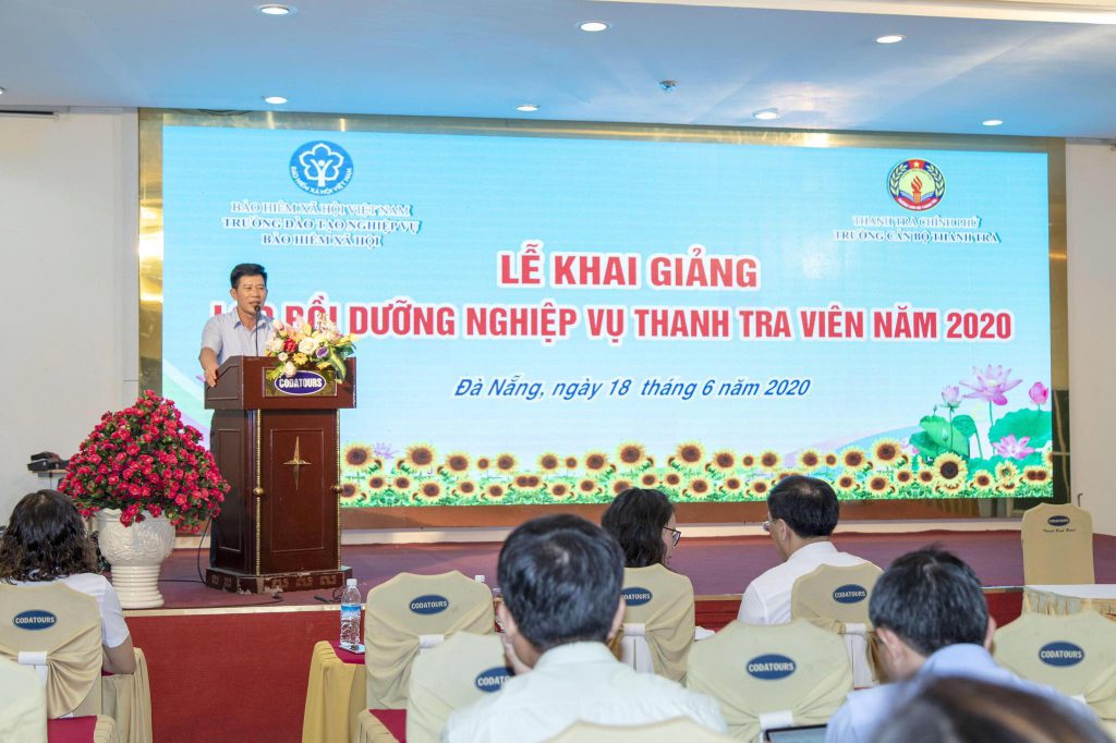 Ông Nguyễn Viết Thạch TTVCC Phó Hiệu trưởng Trường CBTT phát biểu khai giảng lớp học